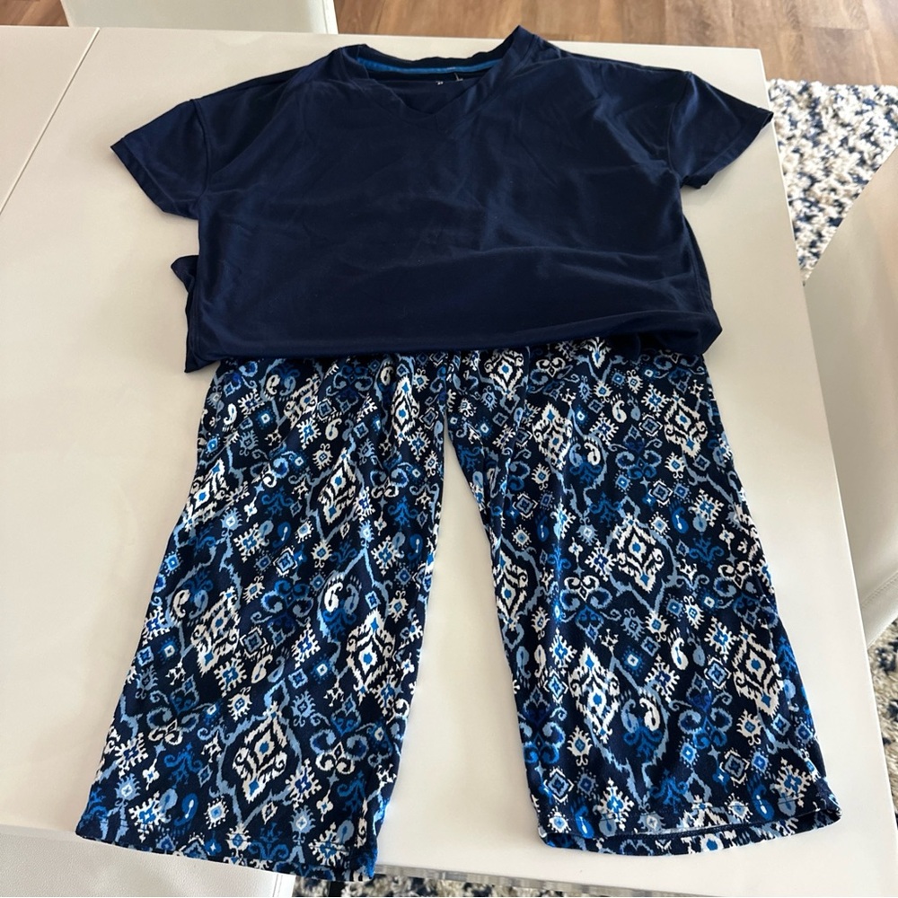 Cuddl Duds Navy Top with Blue Patterned Pajama Pants extra small with pockets